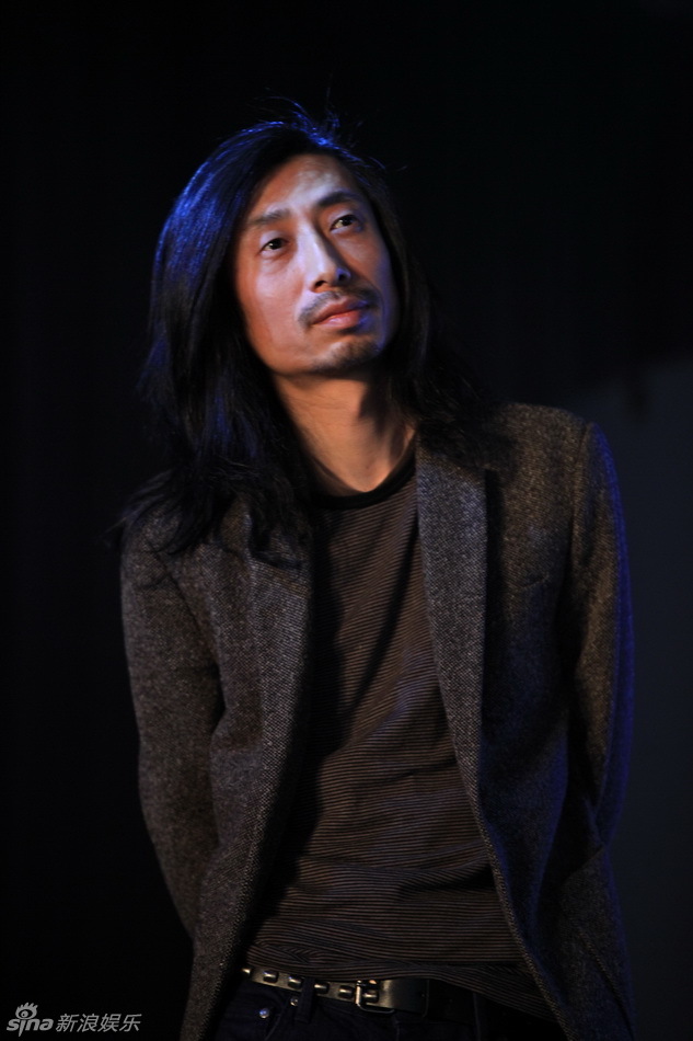 组图:谢天笑新碟还原经典 新东家筹备十城巡演