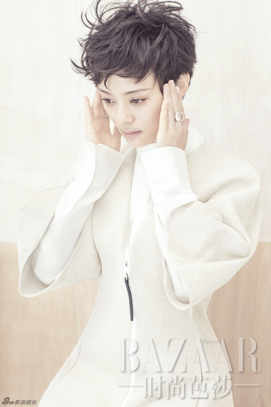 6 新浪娱乐讯 近日,孙俪拍摄了一组时尚大片,精致妆容搭配干练短发