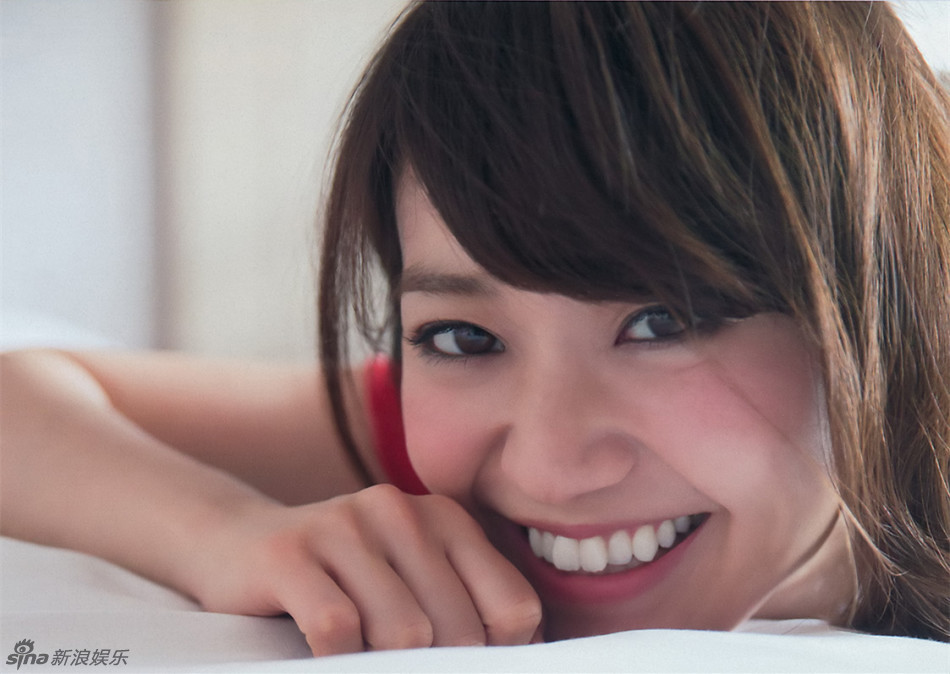 大岛优子登杂志封面 红裙优雅露白嫩大腿