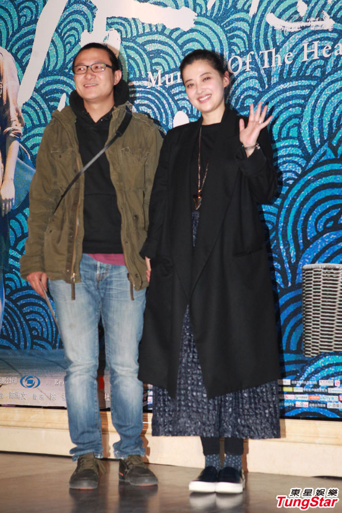 梅婷携夫亮相身材显圆润