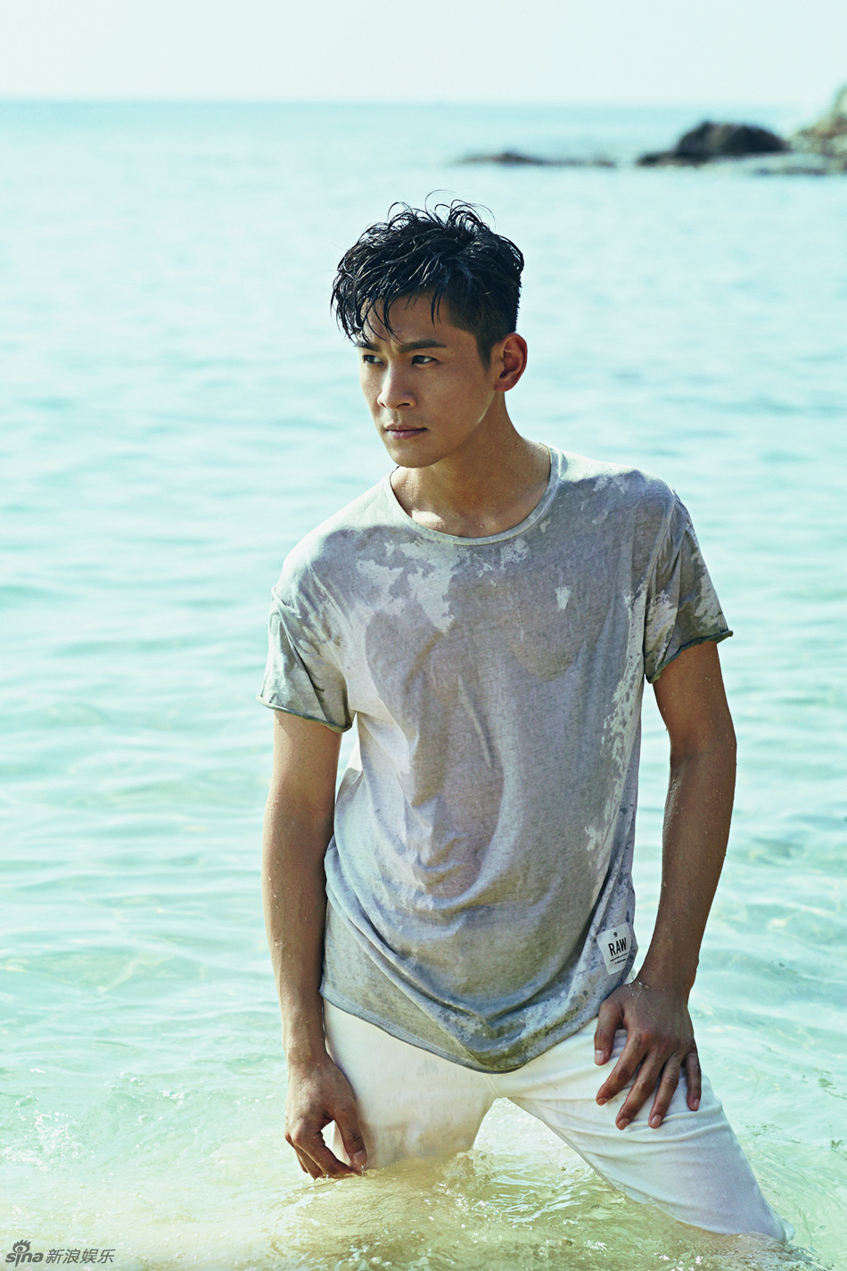 乔振宇独立浅滩湿身魅惑