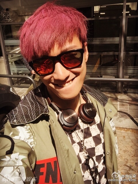 乔任梁染艳粉色头发抢镜