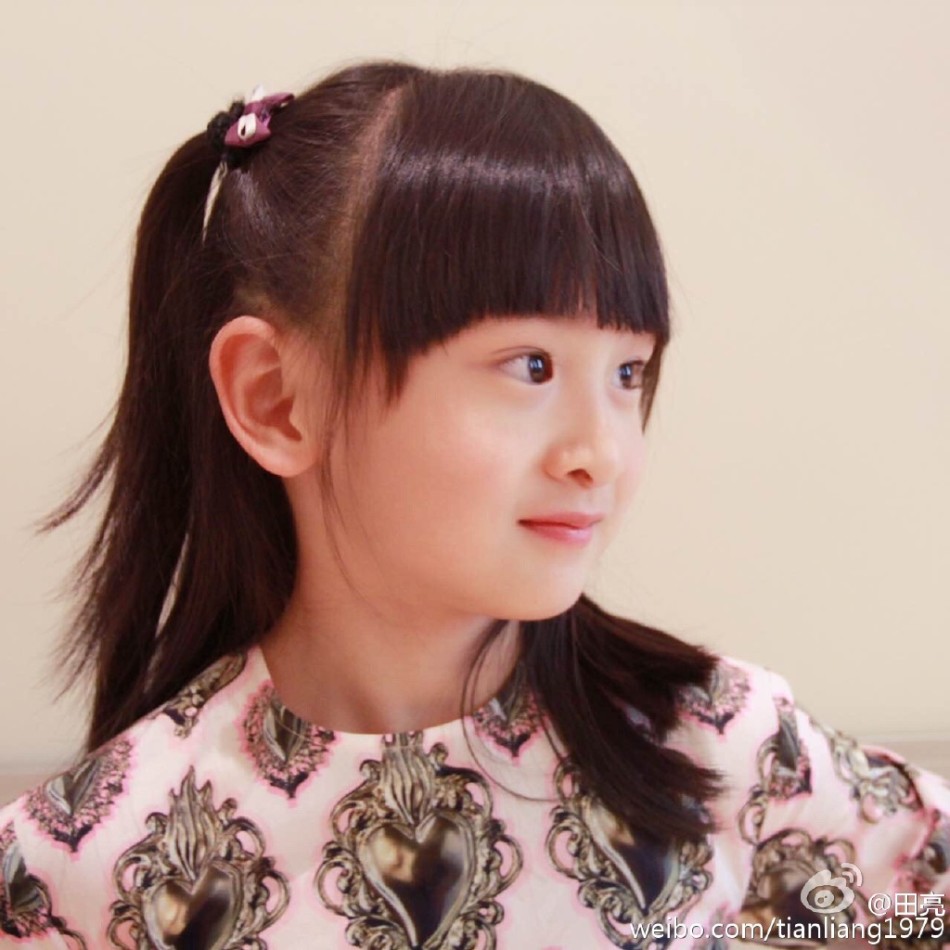 森碟生日晒九连拍 清纯甜笑激萌惹人爱