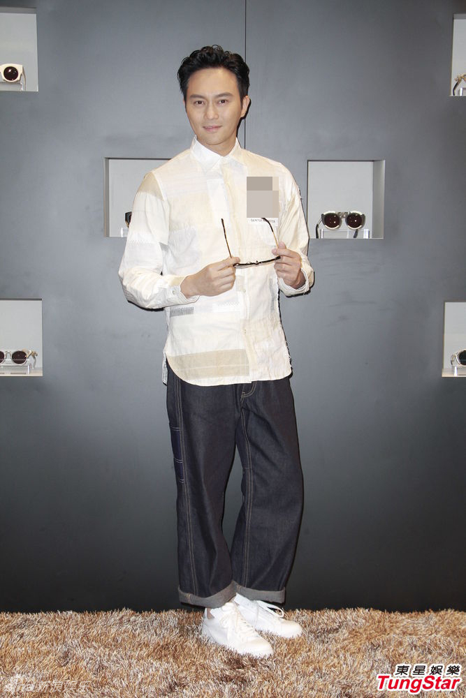 张智霖墨镜look亮相