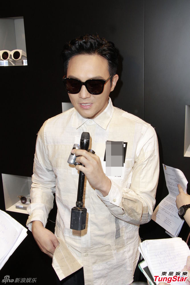 张智霖墨镜look亮相