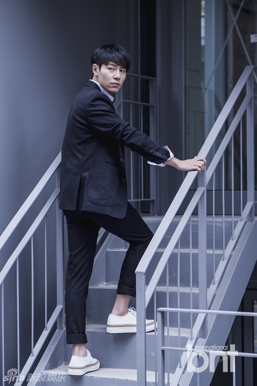 组图:韩星李奎亨拍写真 街头独享悠闲时光_高清图集_新浪网