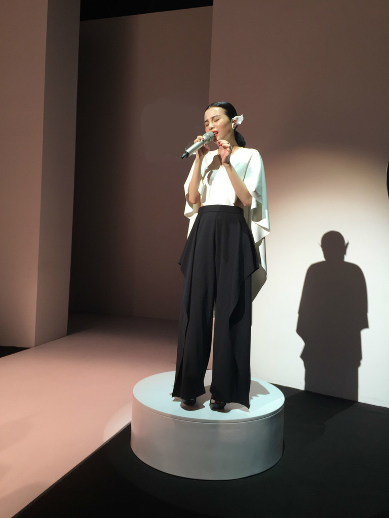 肖懿航受邀出席上海时装周献唱