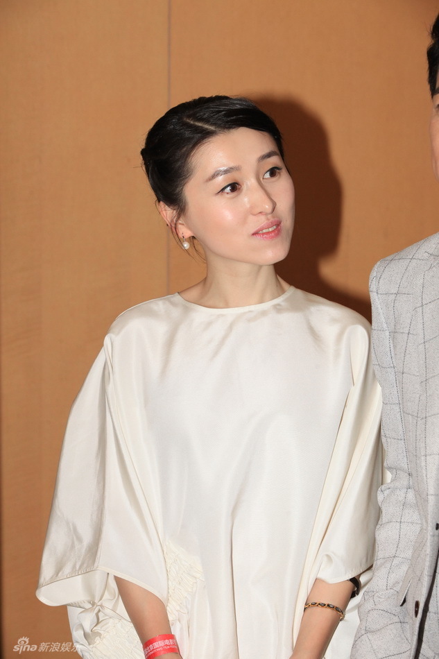 组图:女星王予柔挤美胸 红裙性感搭吴孟达_高清图集_新浪网