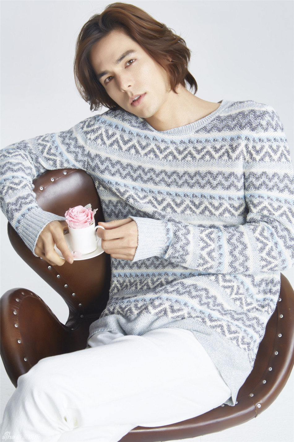 新浪娱乐讯 近日"混血王子"李贤宰为某杂志拍摄的暖春大片曝光,白衣