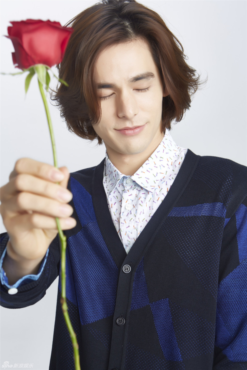 新浪娱乐讯 近日"混血王子"李贤宰为某杂志拍摄的暖春大片曝光,白衣