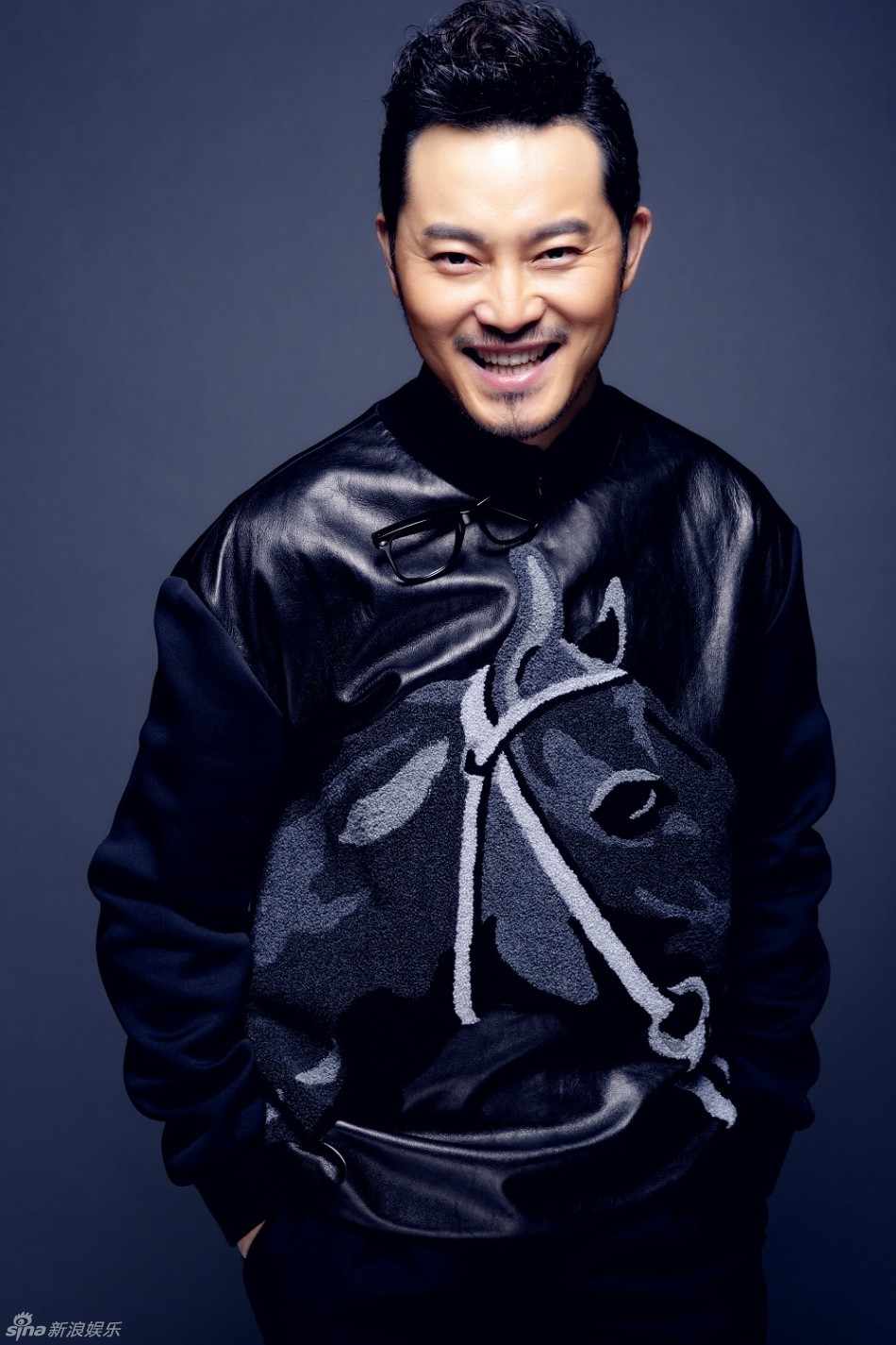 沙溢最新写真曝光 逗趣表情童心未泯_高清图集_新浪网