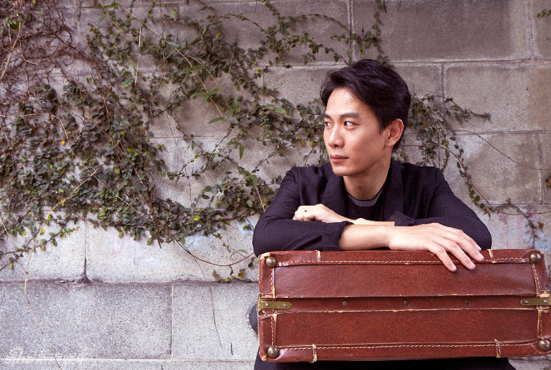 新浪娱乐讯 戚玉武曝光一组旅行写真,诠释怡然自得的慢生活.