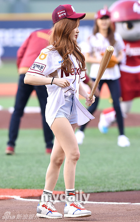 新浪娱乐讯 4月21日下午,韩国女子组合sunnyhill亮相首尔某棒球场