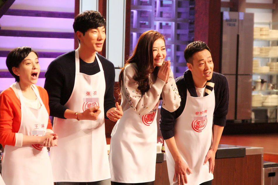 组图:星厨驾到麻辣对决 辛柏青自制辣酱成黑马_高清图集_新浪网