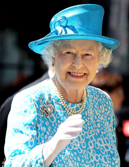 英国女王彩虹装盘点89岁仍能玩转时尚