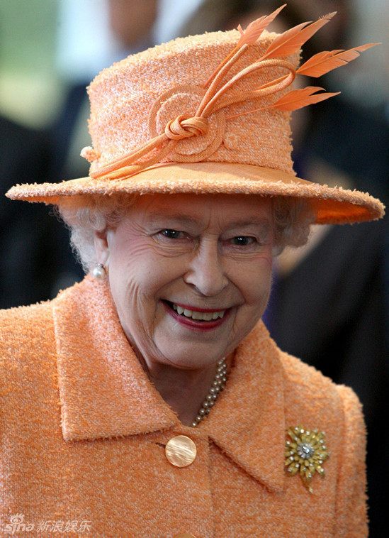 英国女王彩虹装盘点89岁仍能玩转时尚