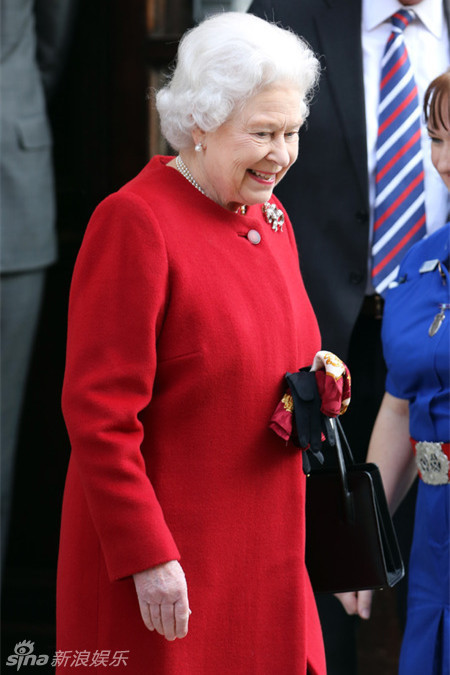 英国女王彩虹装盘点89岁仍能玩转时尚