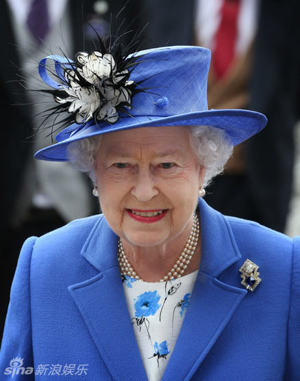 英国女王彩虹装盘点89岁仍能玩转时尚