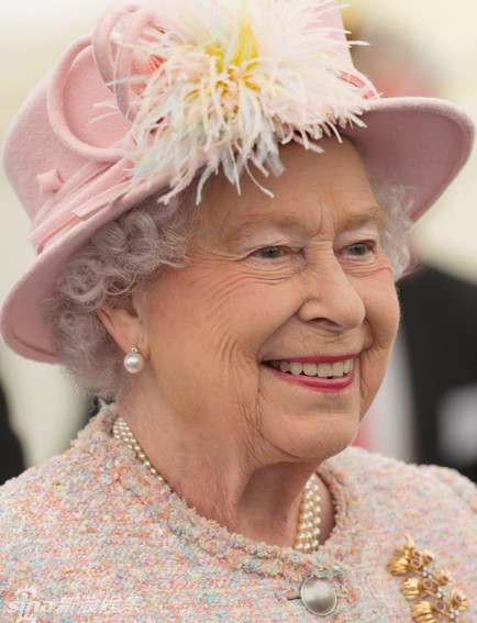 英国女王彩虹装盘点89岁仍能玩转时尚