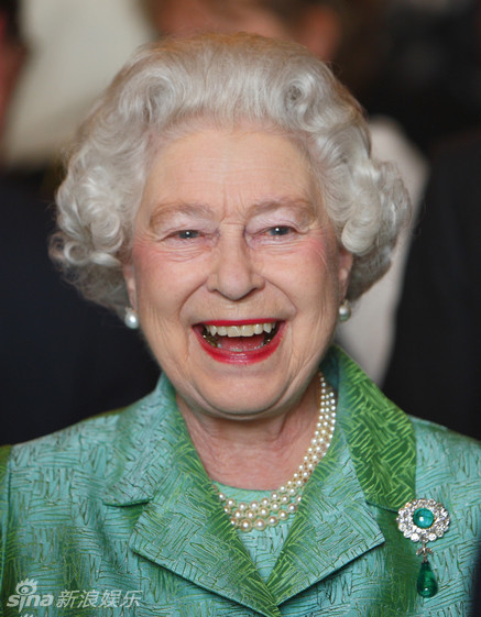 英国女王彩虹装盘点89岁仍能玩转时尚