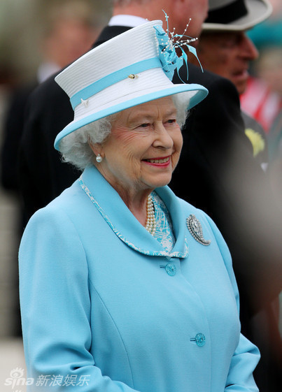 英国女王彩虹装盘点89岁仍能玩转时尚