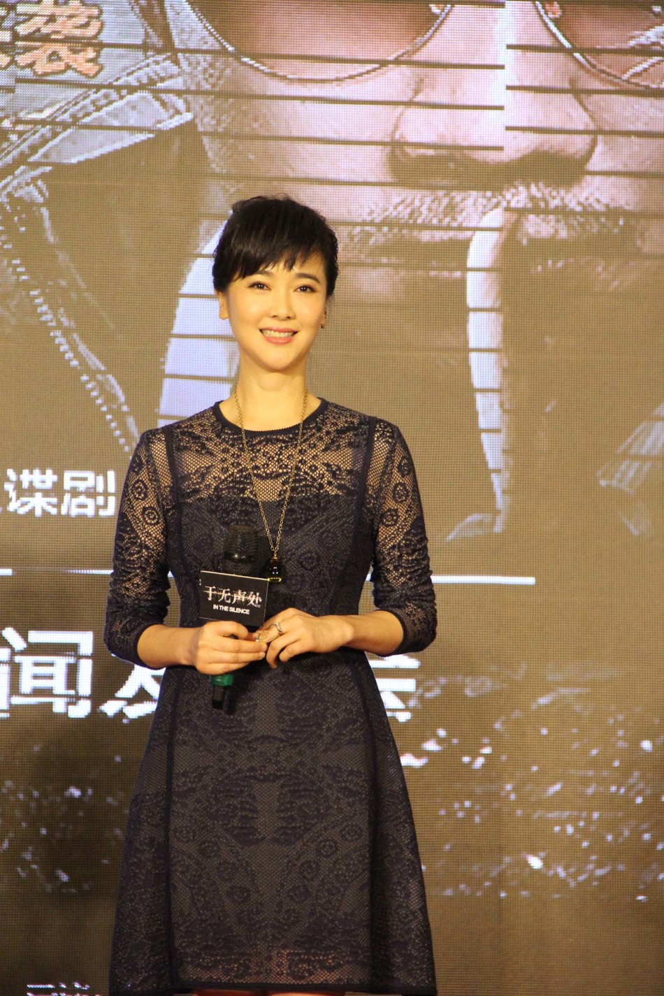 组图:左小青身着透视蓝裙秀美腿亮相 灿笑嫣然_高清图集_新浪网