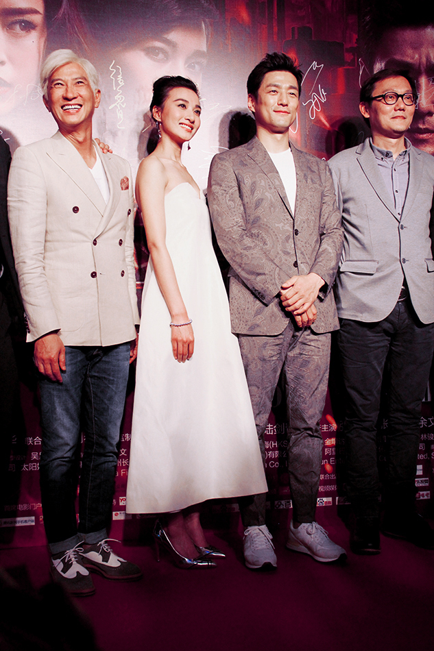 组图:冯文娟丸子头亮相显清新 抹胸露背遭偷瞄_高清图集_新浪网