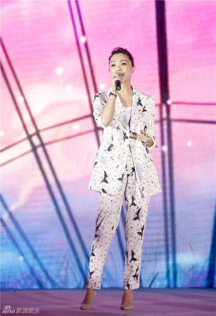 组图:张瑶示范早春look 时尚教主霸气气场_高清图集_新浪网