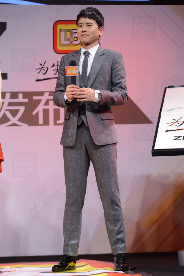 组图:张杰西装革履显成熟 见热情粉丝腼腆捂嘴_高清图集_新浪网
