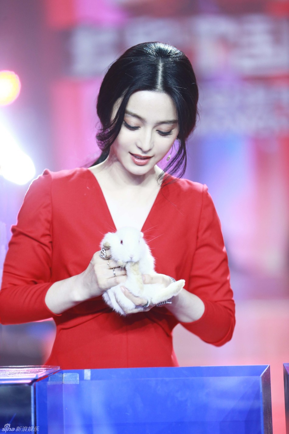 范冰冰红裙现身出彩美艳动人