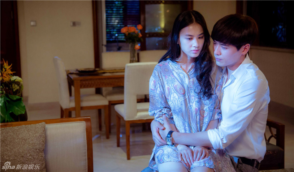 组图:《爱你》高云翔黄圣依甜蜜升级 耳边细语_高清图集_新浪网