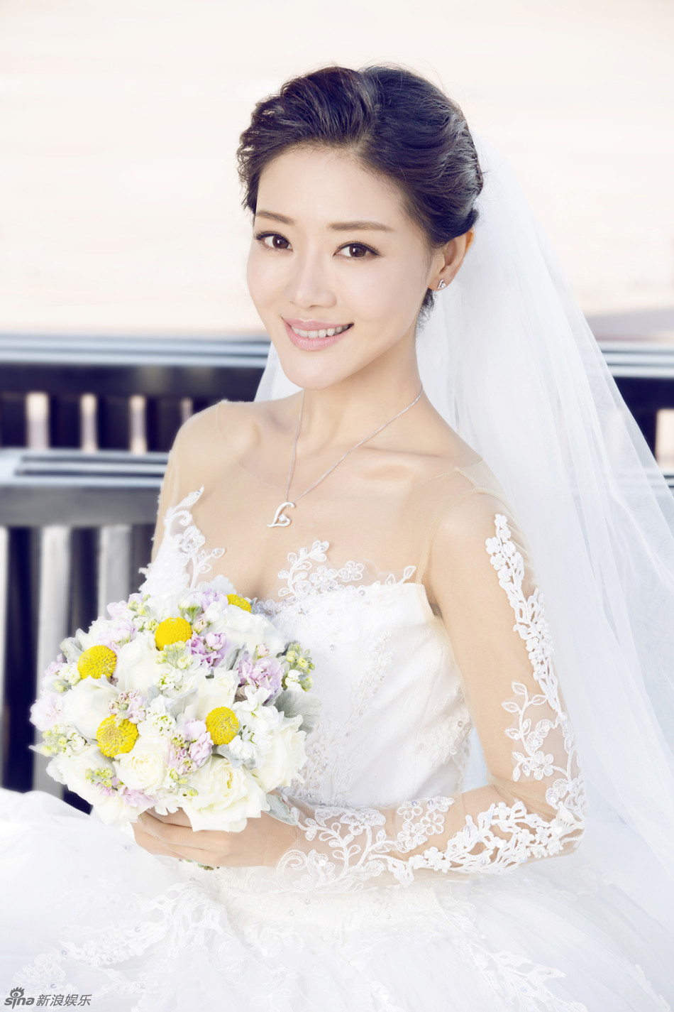 邓家佳新娘大片 甜美雅致演绎幸福女人