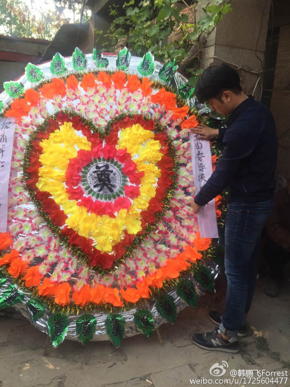 组图:年画娃娃邓鸣贺出殡 家人送行妹妹泪崩_高清图集_新浪网