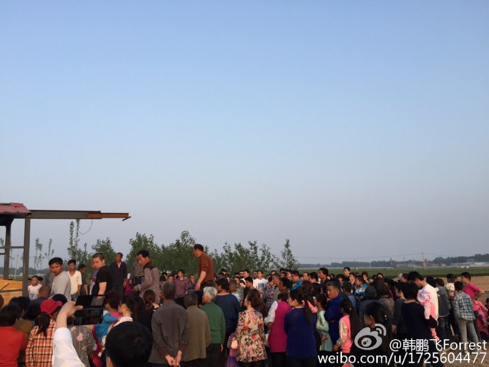 小明星邓鸣贺的葬礼录像一般在网上找不到的,就不可能找得到了.