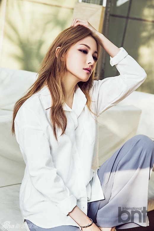 组图:韩团kara朴奎利拍写真 慵懒享受休闲时光_高清图集_新浪网