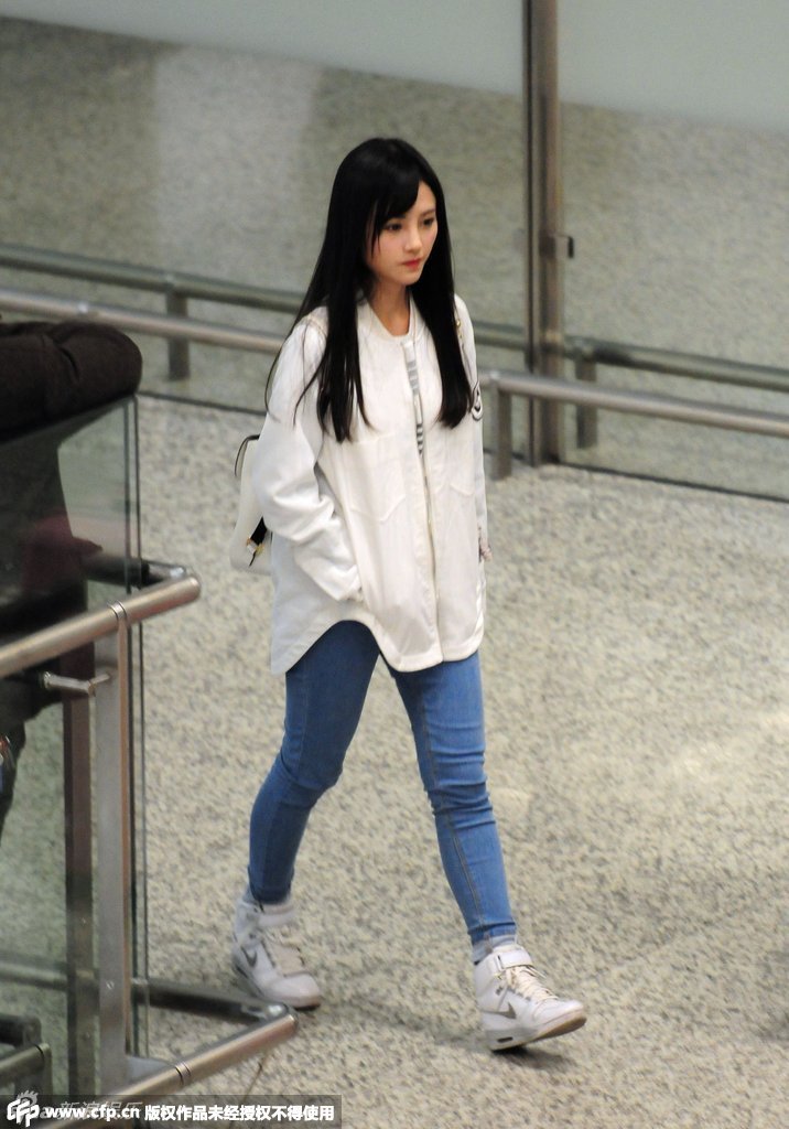 SNH48鞠婧祎手插衣兜