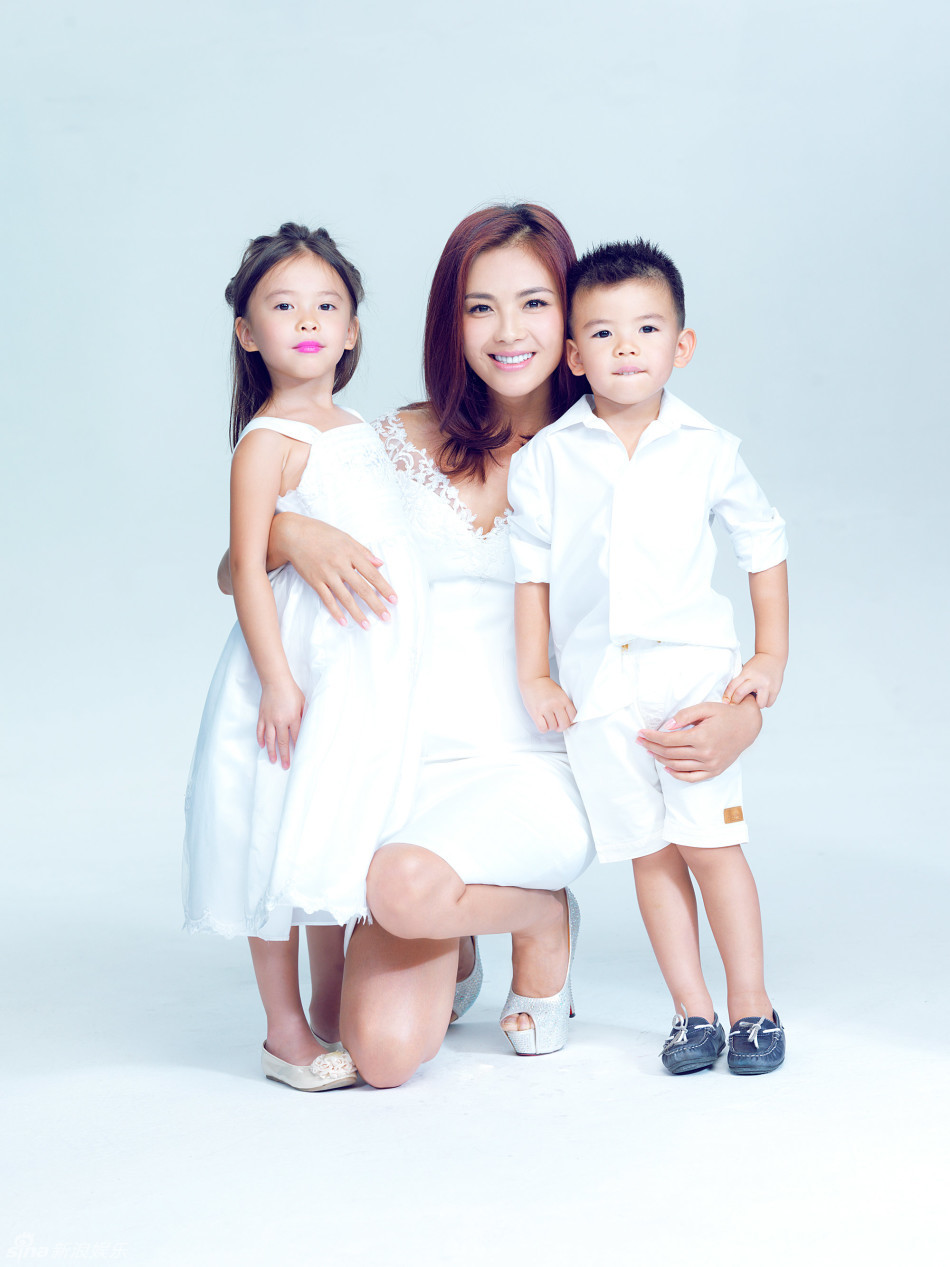 新浪娱乐讯 母亲节将至,刘涛拍摄一组亲情大片曝光.