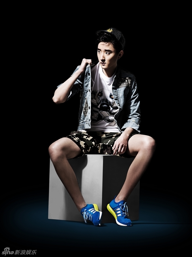 在这组照片中,于小彤身着夏日运动装入镜,超模般的身材得以完美展示