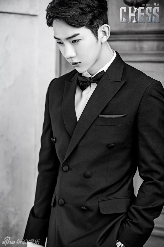 组图:韩星赵权key等黑白写真 眼神坚毅