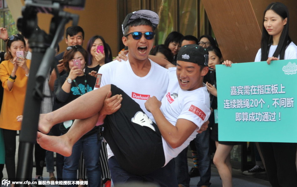 组图:邓超郑恺裸上身挑战指压板 好汉六块腹肌_高清图集_新浪网