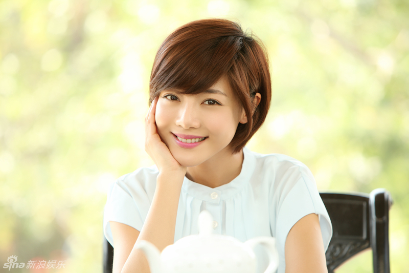 邓家佳在剧中独挑大梁,饰演因家庭破裂而即将辍学的落难大学生"蓝素馨