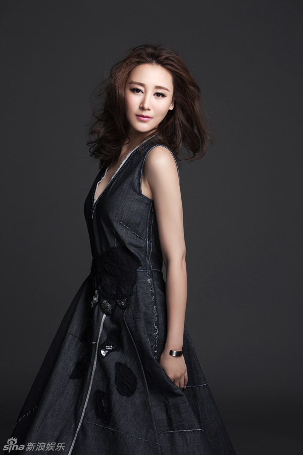 组图:杜十五露玉臂 着黑色长裙显知性女人味