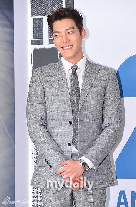组图:金宇彬灰西服亮相 小背头利落精神_高清图集_新浪网