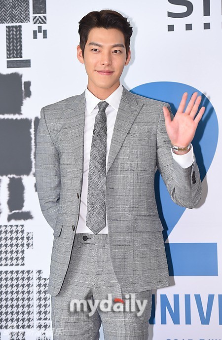 组图:金宇彬灰西服亮相 小背头利落精神_高清图集_新浪网