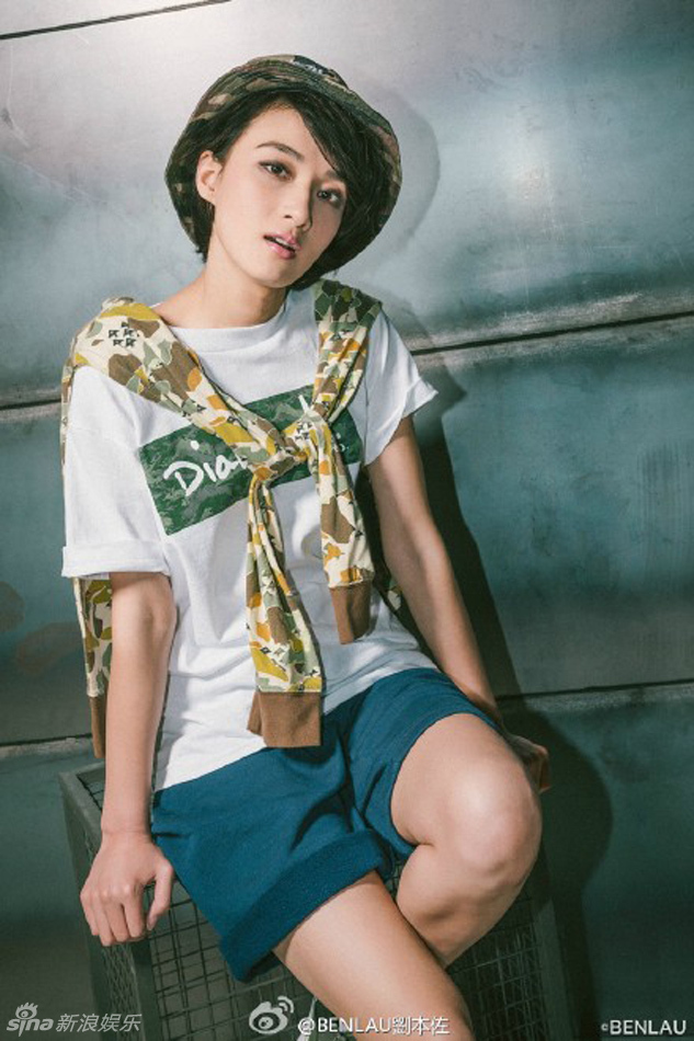 新浪娱乐讯 近日,曝光一组冯文娟的写真,照片中冯文娟亦或头戴鸭舌帽