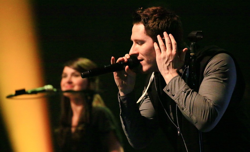 组图:owl city巡演转战上海 温暖歌声歌迷起立_高清图集_新浪网