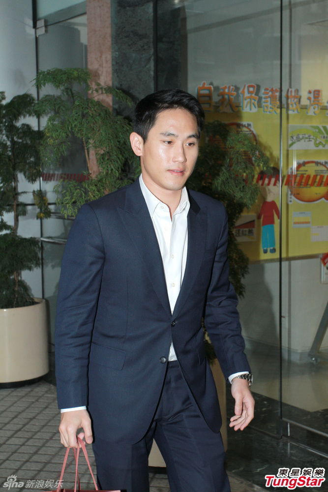 95神雕郭芙与小11岁富二代男友结束9年情