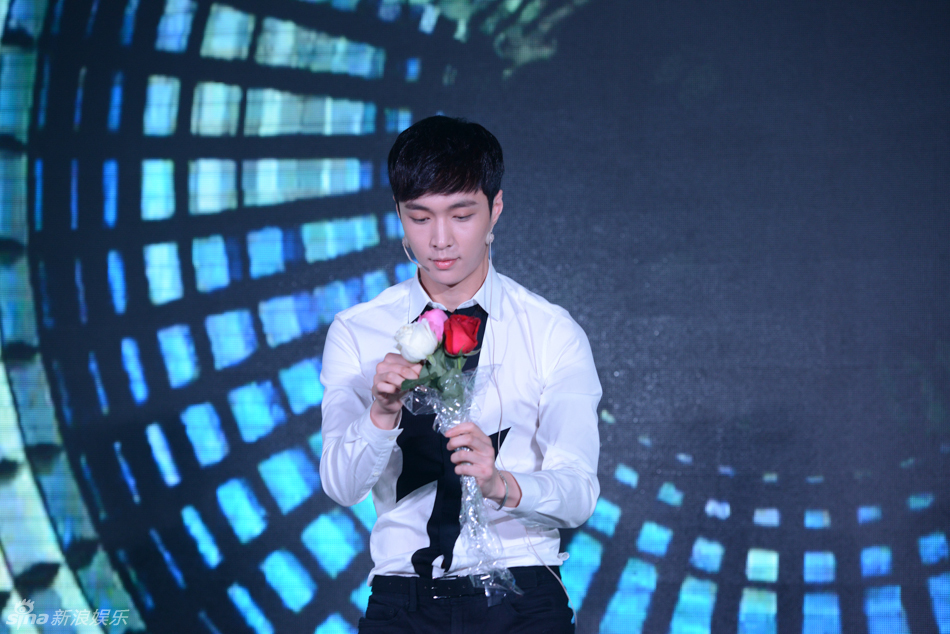 张艺兴与粉丝自拍大合影