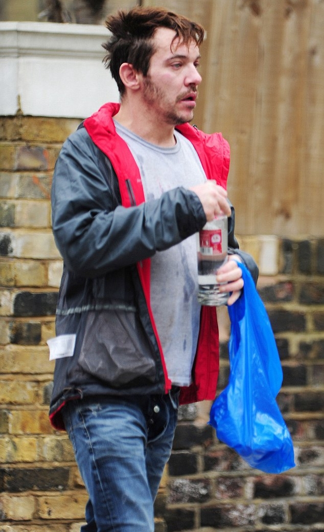 组图:美少年变邋遢大叔?梅耶斯当街醉酒太狼狈_高清图集_新浪网