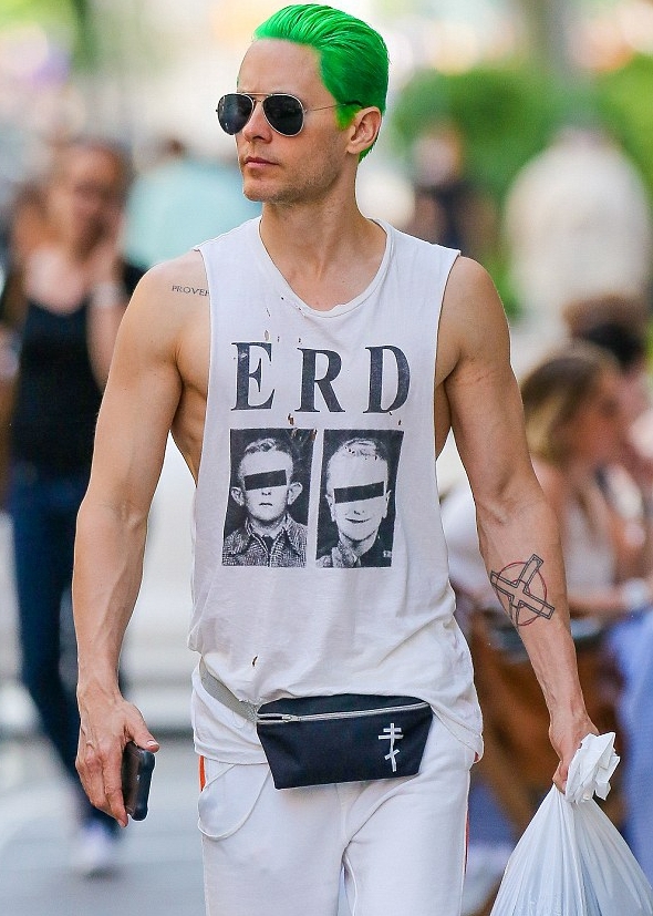 为饰演《自杀小队》的"小丑"染了绿头发后,杰瑞德-莱托的街拍更加酷炫